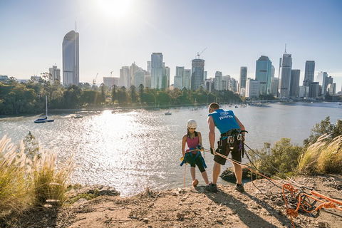 Abseiling The Kangaroo Point Cliffs In Brisbane - Foster Accommodation 1